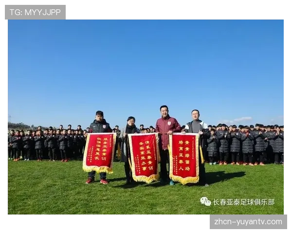 雷恩赛前赠予登贝莱纪念海报，致敬俱乐部青训优秀毕业生